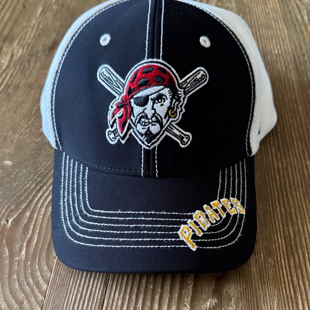 Pittsburgh Pirates black & white embroidered Pirates Logo Trucker Hat